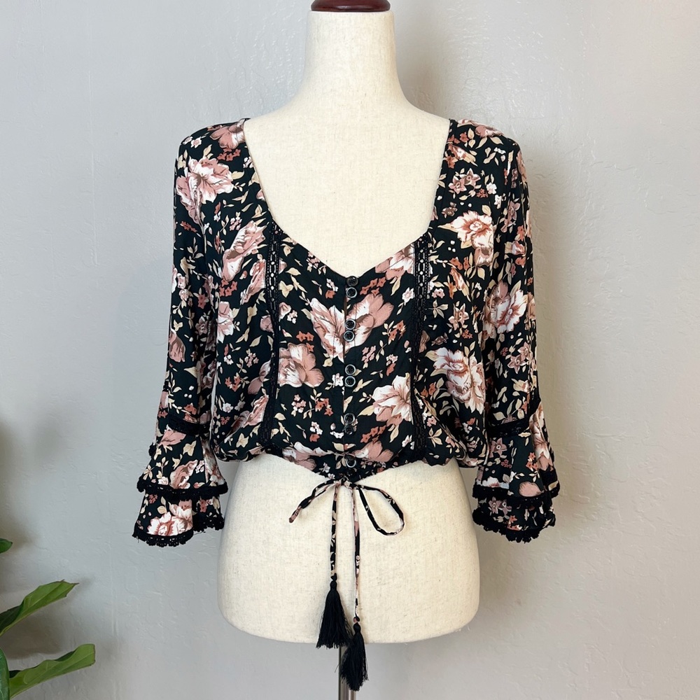 •KIVARI•‎ Black Tuscan Floral Cropped Boho Blouse Top Size XS Crochet Tassel